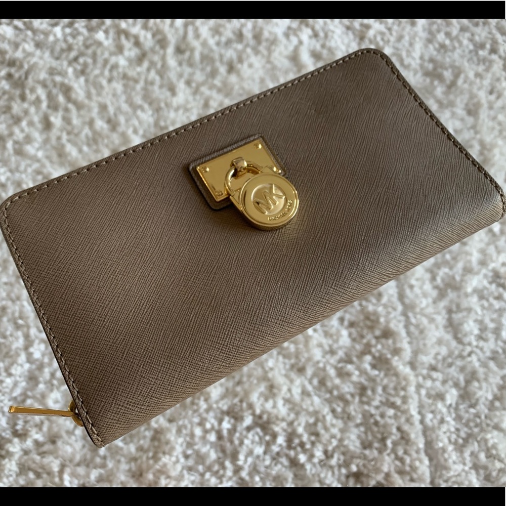 Michael Kors Zipper Wallet